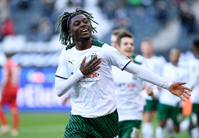 Manu Kone (Monchengladbach): Chỉ còn 2 năm trong hợp đồng tại Monchengladbach, Manu Kone có thể được bán với giá 20-30 triệu bảng. Kone chỉ có 18 lần đá chính ở Bundesliga và ở tuổi 22, anh còn nhiều thời gian để phát triển và có thể trở thành một lựa chọn thú vị cho hàng tiền vệ tại Old Trafford.