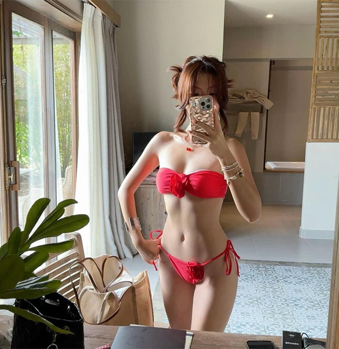 Hot girl Thụy Hân - bạn gái tiền đạo Lê Minh Bình tạo dáng với bikini siêu nhỏ